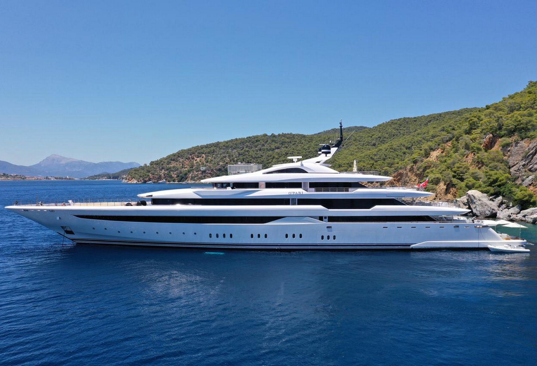 luxury-charter-yacht-opari-at-anchor4-4639562
